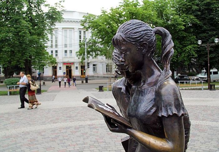 Памятник Шурику и Лиде в Краснодаре. / Фото: www.warnet.ws