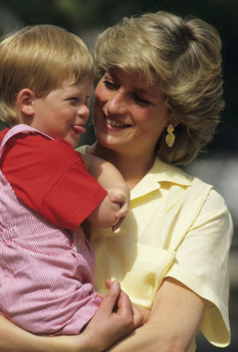 Маленький принц Гарри на руках у мамы. / Фото: www.aidami.ru