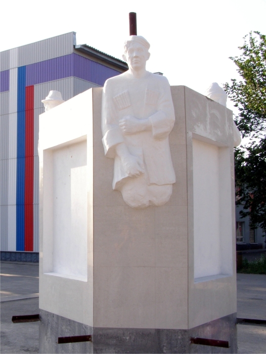Памятник Трусу, Балбесу и Бывалому в селе Краснозерское. / Фото: www.ngs.ru