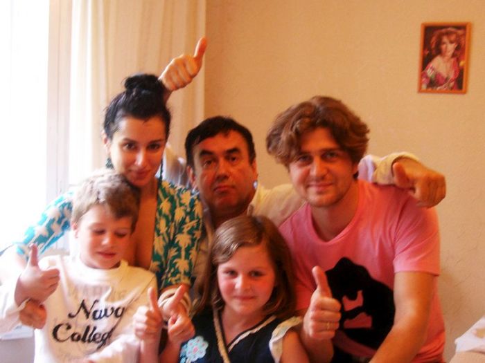 Тина Канделаки и Андрей Кондрахин с детьми и Станиславом Садальским. / Фото: www.woman.ru
