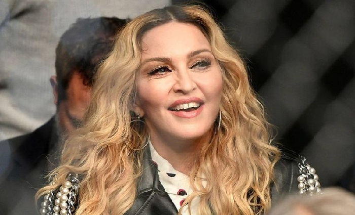 Мадонна  — американская автор-исполнительница, поп-певица, танцовщица, музыкальный продюсер, а также актриса, режиссёр и детская писательница.