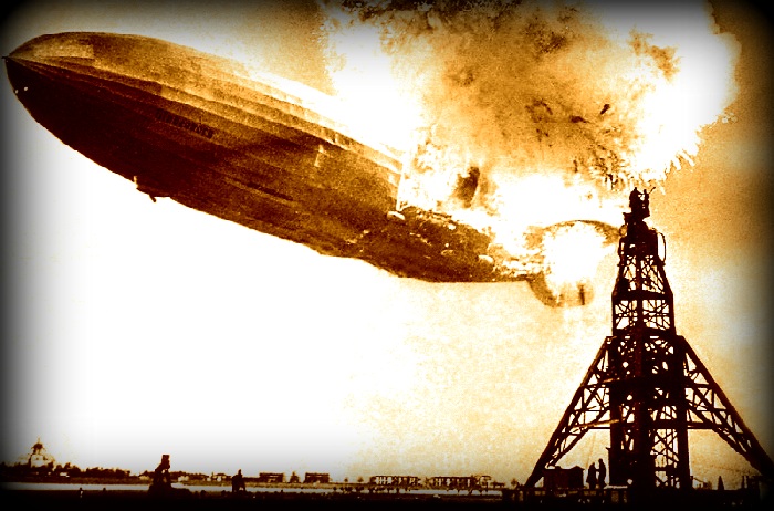 Снимок «Гинденбурга», охваченного пламенем, произвел шокирующий эффект на общество.