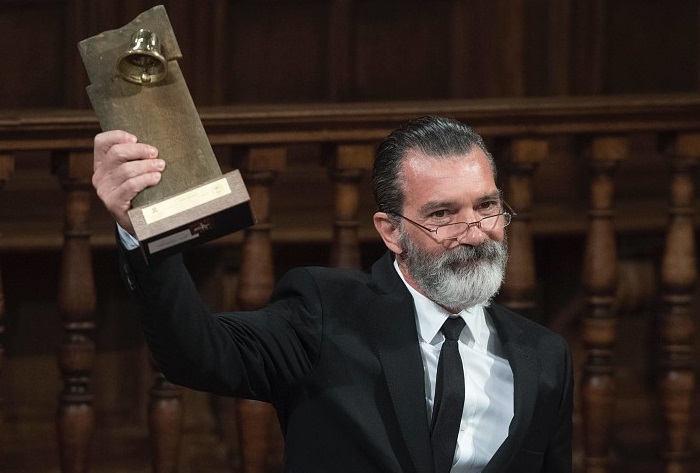 Награждение Антонио Бандераса премией Camino Real Prize в 2017 году. Актёр награду получил из рук короля Испании.