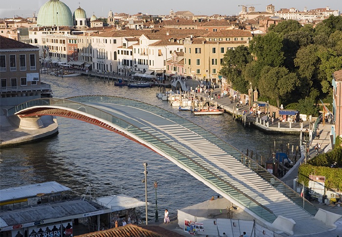 «Стеклянный» мост Конституции в Венеции. Архитектор: Santiago Calatrava.