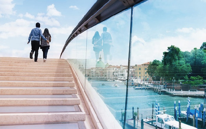 «Стеклянный» мост Конституции в Венеции.