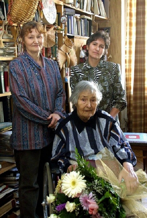 Татьяна Яблонская с дочерьми, Еленой и Гаяне.