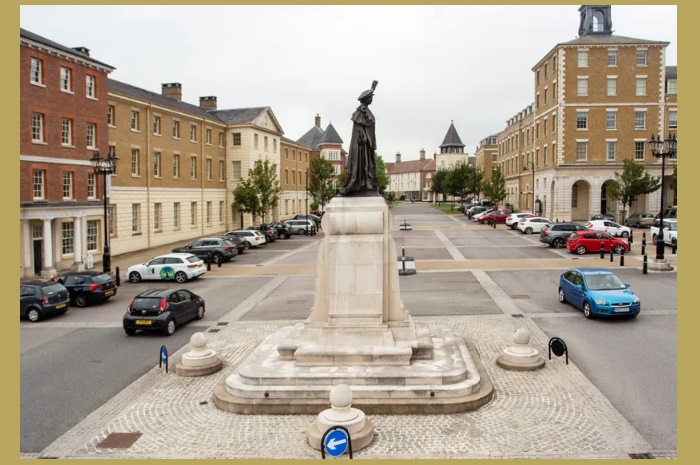 Бронзовая статуя королевы-матери, бабушки Карла III на центральной площади.