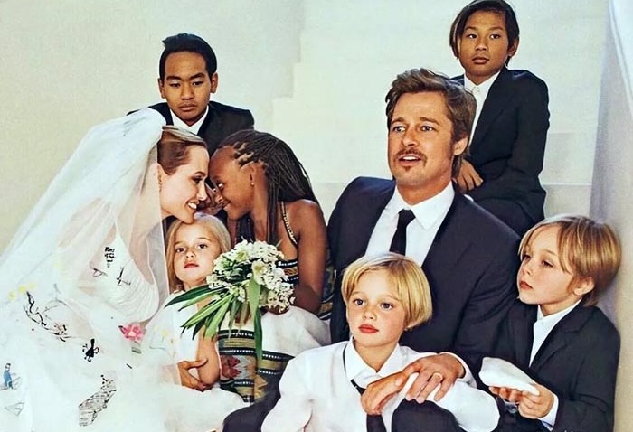 Анджелина Джоли и Брэд Питт со своими детьми. (В апреле 2012 года Джоли и Питт после семи лет совместной жизни объявили о помолвке. 23 августа 2014 года Питт и Джоли поженились во Франции. В 2016-м - развелись.)