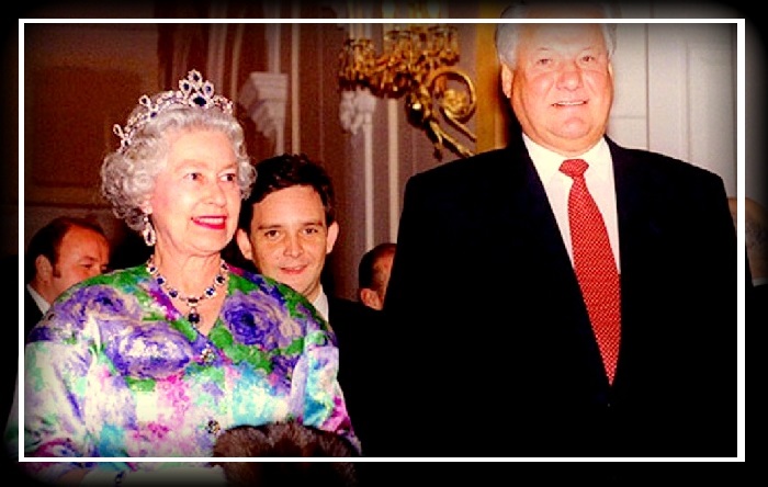 Eлизaвeтa II - королева Великобритании и Борис Ельцин - первый президент РФ.