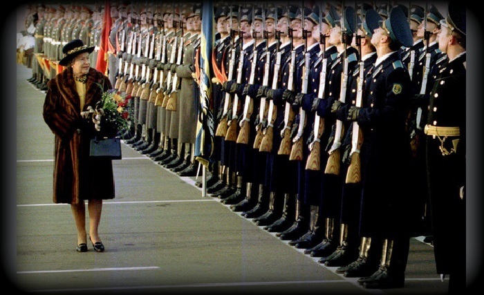 Королева смотрит войска по прибытии в Москву 17 октября 1994 года.