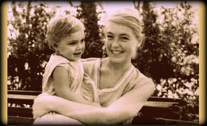 Лидия Федосеева со старшей дочерью Настей Ворониной. 1962 год.