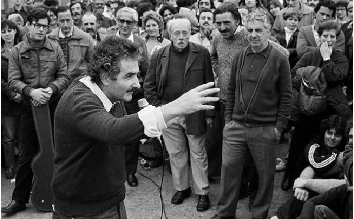 Выступление Хосе перед собравшимися уругвайцами. «Революция — это не всегда стрельба и насилие...».