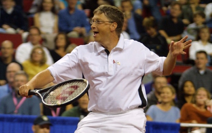 Билл Гейтс на теннисном корте.