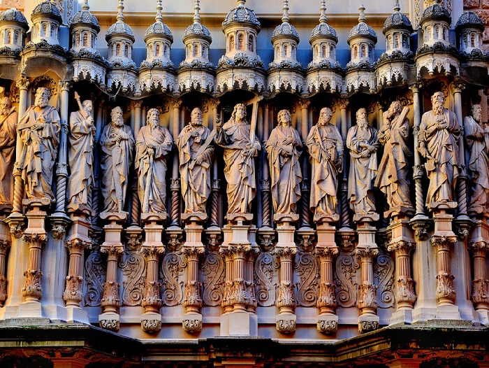 Фасад базилики – Христос и 12 апостолов.