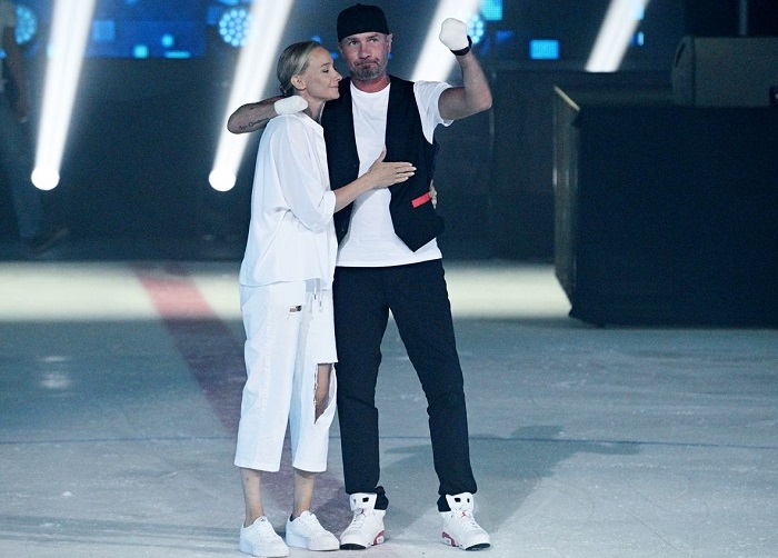 Роман Костомаров с женой Оксаной Домниной  на льду..., но пока не на коньках. |Фото: paparazzi.ru