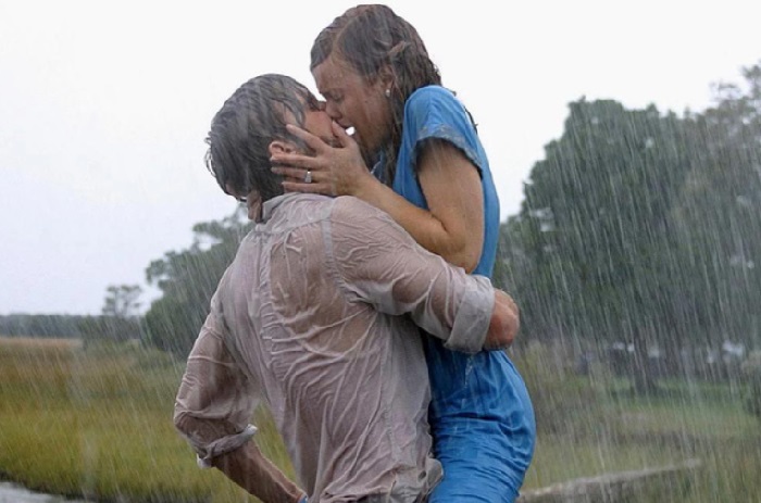 Поцелуй под дождем Райан Гослинг и Рэйчел Макадамс.
