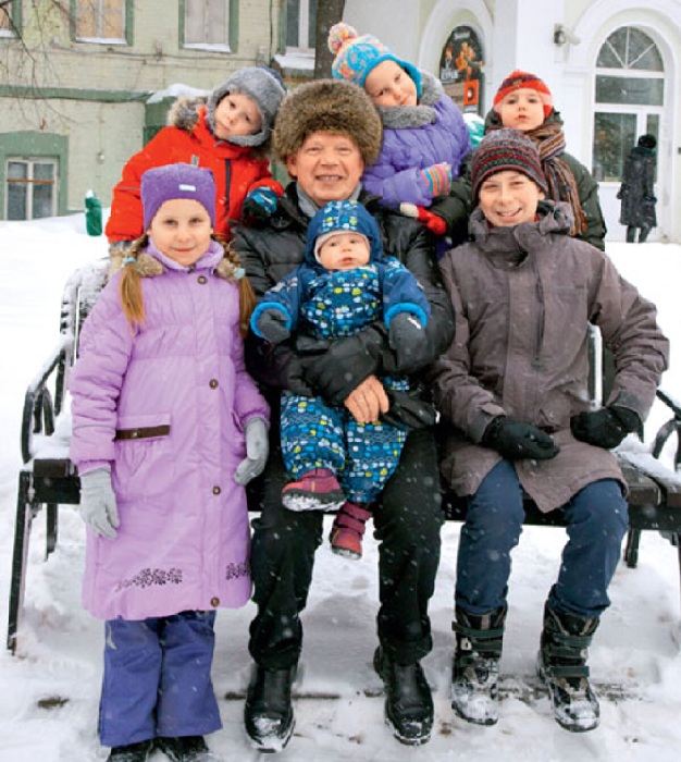 Александр Потапов с внуками.
