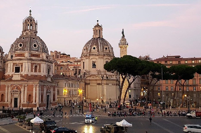 Колонна Траяна в центре Рима.
