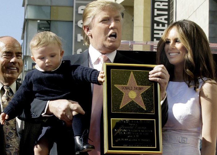 Дональд Трамп на открытии звезды в свою честь в 2007 году с супругой и сыном.