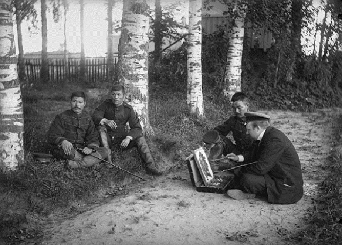 Иван Владимиров (справа) делает зарисовки с группы пленных японских офицеров. 1900-е