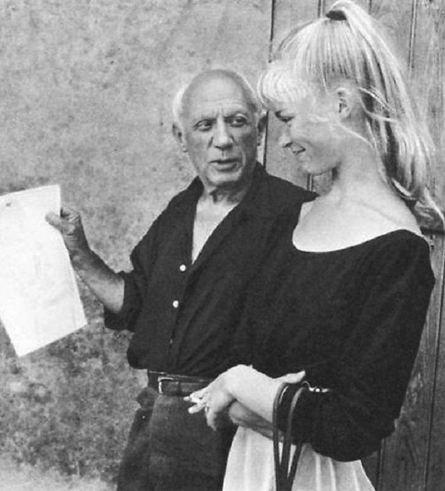 Пабло Пикассо и Сильветт Давид. (1954). Фото: Тоби Еллинек (жених Сильветт).