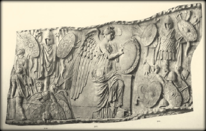 Фигура богини Победы и трофеи римской армии. Колонна Траяна в Риме. Фрагмент рельефа. 