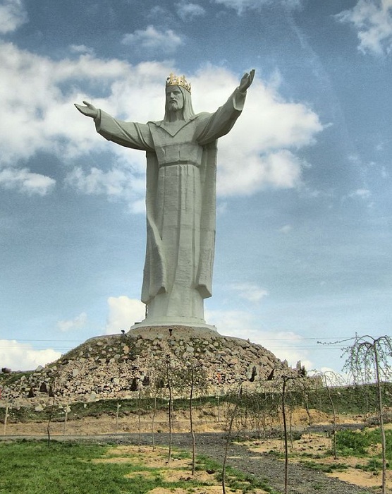 Статуя Иисуса Христа, Царя Вселенной в Польше.