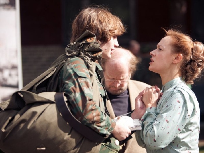 Кадр из фильма «Воин.com»: наши герои-любовники сыграли там мать и сына, а в центре - их партнёр Альберт Филозов.