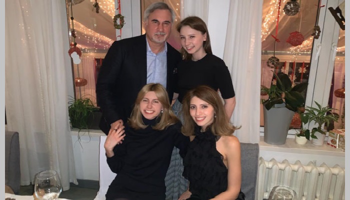 Валерий Меладзе со своими дочерьми.