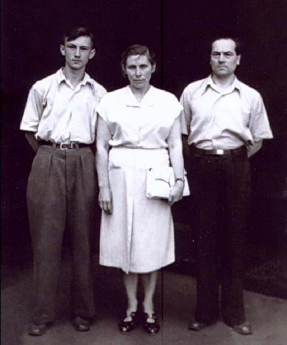 Богдан Ступка с родителями.