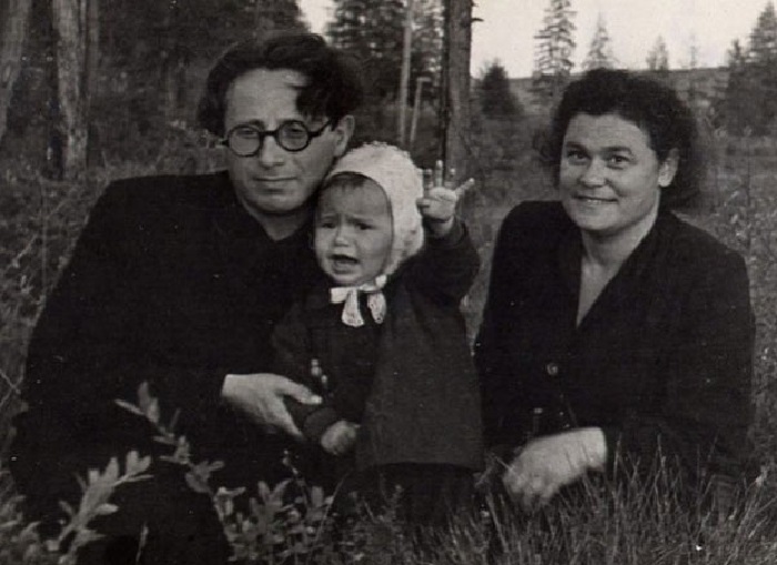 Ефим Шифрин с родителями.