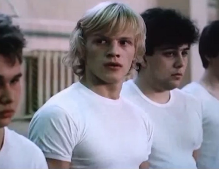 Кадр из кинофильма с участием Алексея Серебрякова «Забавы молодых» (1986), одна из первых взрослых его работ.