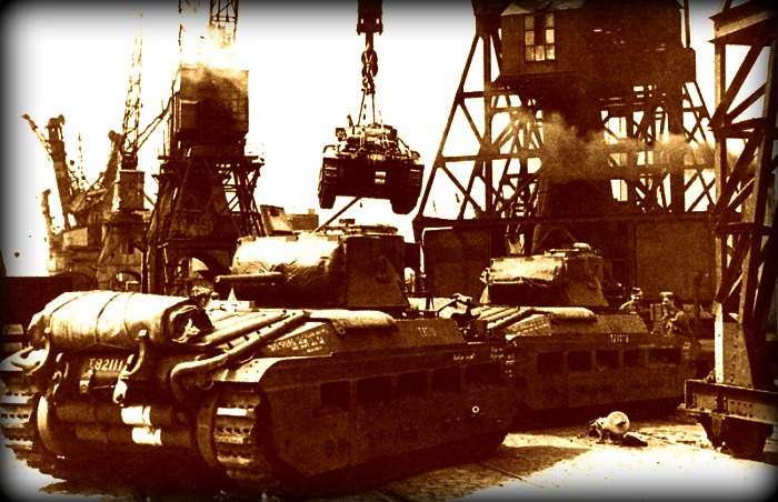 Разгрузка бронетехники в порту Мурманска.