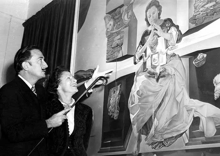 Сальвадор Дали и Гала у полотна “Мадонна Порт-Льигата.”