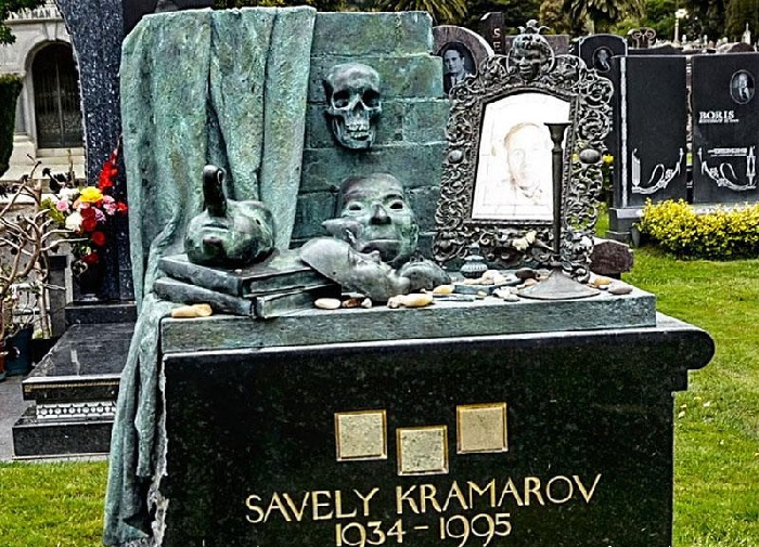 Надгробный памятник Савелия Крамарова в Сан-Франциско.