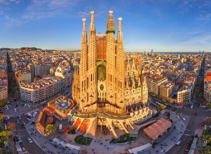  Барселона - мегаполис на берегу Средиземного моря с населением более полутора миллионов человек  и второй по величине в стране.