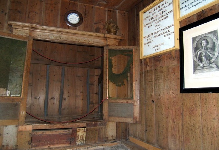 До сих пор, спальный шкаф, которым пользовался Петра I в Голландии можно увидеть в городе Заандаме.
