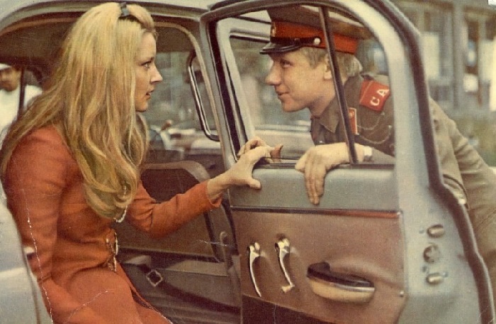 Кадр из комедии «Семь невест ефрейтора Збруева». (1970).