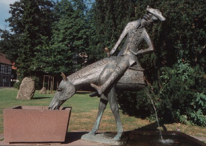 Памятник барону Мюнхгаузену в Боденвердере.