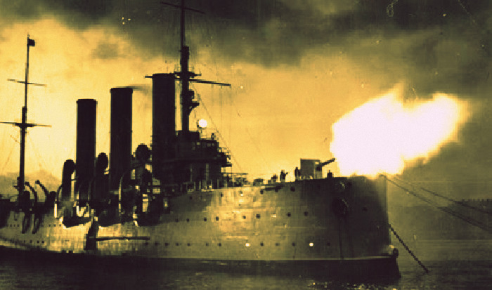 Крейсер «Аврора» в 21:40 холостым залпом совершил исторический выстрел из 6-дюймового орудия.