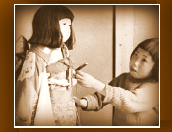 Малышка Окику играла с куклой целыми днями, не выпуская из рук. 