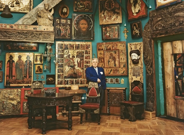 Илья Глазунов в своей мастерской. 