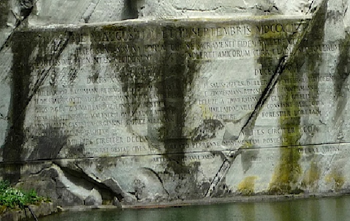 Высеченная надпись на скале: «Верности и отваге швейцарцев». ¦ Фото:  best-guide.ru