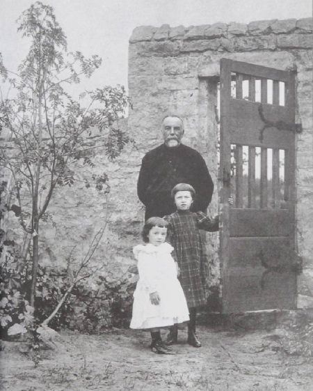 В.Д.Поленов с младшими дочерьми Ольгой и Натальей. 