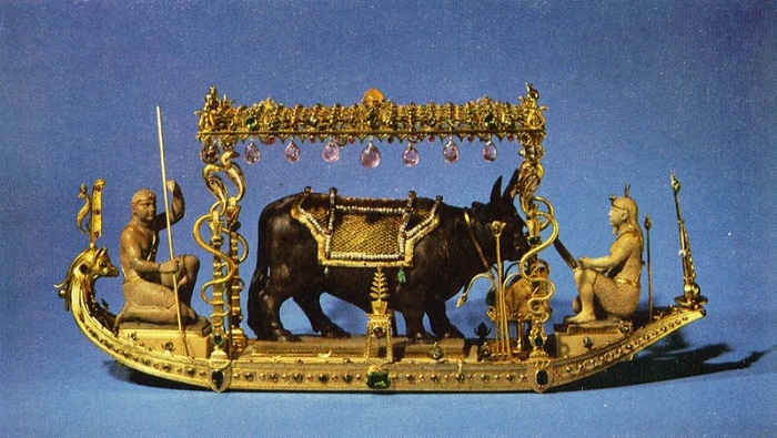Барка на Ниле со священным быком Аписом. Часть алтаря Аписа.