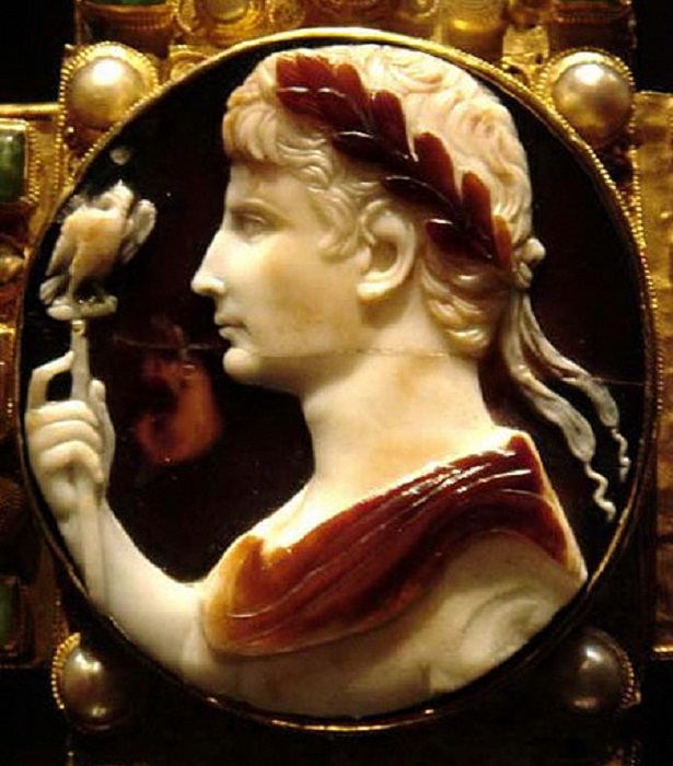 Камея с креста с изображением императора Августа в лавровом венце, на обратной стороне креста распятый Христос принимает такой же лавровый венец из рук Бога Отца
