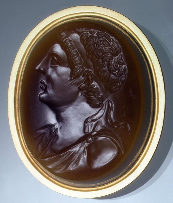 Инталия. Бюст Птолемея III, Египет, Александрия. III век до н.э., сардоникс, золото (оправа - поздняя).