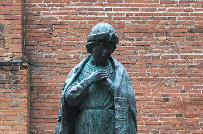 Памятник царевичу Дмитрию в Угличском Кремле