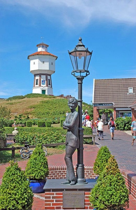 Памятник Лили Марлен и Лале Андерсен на фризском острове Лангеоог, Нижняя Саксония. Установлен в 2005 году