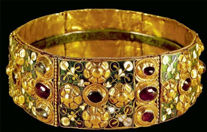 История уникальной Железной короны лангобардов: Почему золотую корону называют железной и почитают, как религиозную реликвию